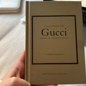 Lilla boken om Gucci - Lilla boken om Gucci av Karen Homer. Boken är oberoende och inofficiell och ger en inblick i Guccis utveckling och design. Den har en liten fläck på sidan till höger så kommer att sänka priset pga det. Perfekt som dekoration på soffbordet eller liknande. 