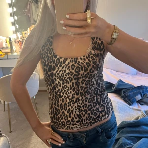 Leopardmönstrad linnetopp - Säljer ett superfin leopard linne från Zara💞💞Använt fåtal gånger, inga defekter 🥰🥰