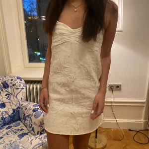 Klänning - Klänning från Other stories. Endast använd en gång!! Nypris 1000. Går att reglera banden så klänningen hamnar högre eller lägre🩷Passar till midsommar, nyår festtillfällen mm.🍒❤️