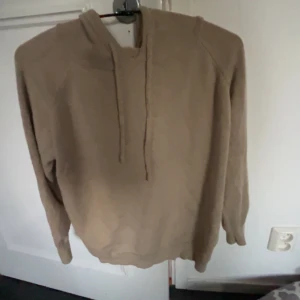 Merinoull hoodie - Säljer en riktigt snygg merinoull hoodie för ett riktigt bra pris i storlek XS, den är beige och passar bra till nästan allt! Hoodien är i ett riktigt bra skick!