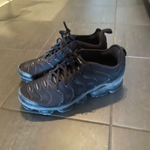 Svarta Nike sneakers - Litet hål i ena skon på framsidan, annars bra skick.