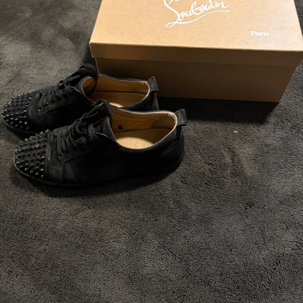 Säljer nu mina loubs då jag sugen på något nytt, inte använd mycket alls, köpta helt äkta kvitto allt finns med. Skick 8/10 en spik saknas dock men inget man lägger märke till, finns att köpa till också. Hör av er vid funderingar eller bud!. Kengät.