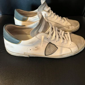 Philippe Model Skor - Tja! Jag säljer mina Philippe models då jag tröttnar på dem, de är knappast använda så därav är skicket väldigt bra: skick-9/10, storlek 44 men passar även 43,-45. Vid mer frågor är det bara att skriva. OBS box medföljer ej därav lite lägre pris🫡