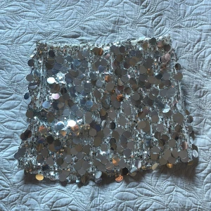 Paljettkjol miniskirt - Säljer en paljett- miniskirt från White Fox täckt med stora paljetter. Kjolen har en dragkedja baktill för enkel påklädning. Perfekt till fest 🎉 ✨ säljer pågrund av att den inte kommer till användning 💕