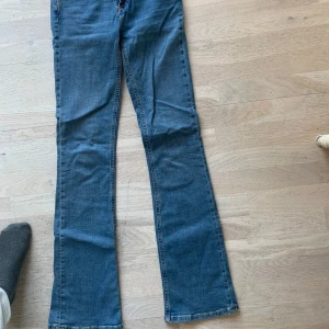 Lågmidjade bootcut jeans från Zara - Säljer mina URSNYGGA bootcut jeans från Zara!! Har endast används en gång, säljer då jag behöver få plats i garderoben ❤️ Storlek: 34 KOM MED PRISFÖRSLAG!!