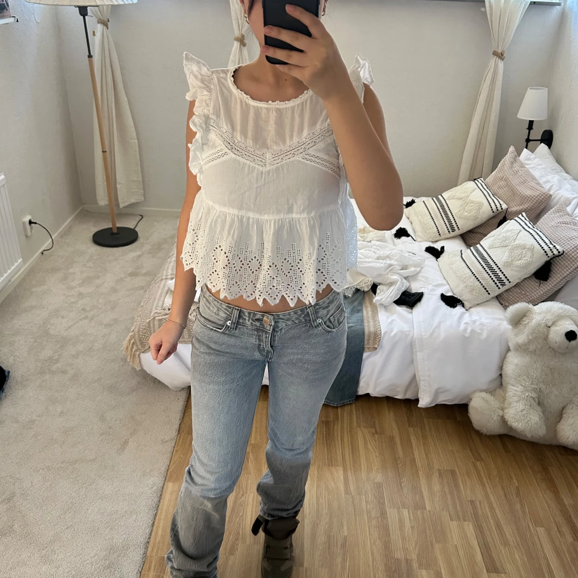 Vit blus med spetsdetaljer - 2