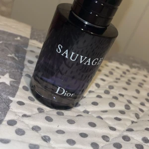 Sauvage Eau de Toilette från Dior - Säljer en flaska Sauvage Eau de Toilette från Dior. Fett fräsch och 100% äkta den kompletterar ens parfymkollektion skit bra.