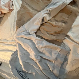 Beige och ljusblå sweatshirt - Två bekväma sweatshirts i beige och ljusblått. Perfekta för en avslappnad stil. Båda tröjorna har långa ärmar och rund halsringning.