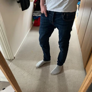 Nudie jeans Grim tim 🍾 - Tjena, säljer ett par riktigt feta Nudie jeans, i modellen Grim Tim, stolek 30/30 killen på bilden är 180 cm och dom passar fint, skicket är väldigt bra 9/10. Släng iväg ett dm för frågor! 🙌🍾 Pris kan diskuteras! Ny pris är 1600 så det är en sjuk deal. 