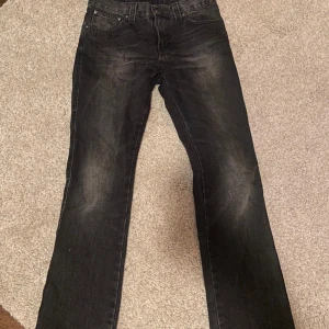 Svarta Nudie jeans Slim Jim - Snygga svarta jeans i modellen Slim Jim. Tillverkade av 100% bomull med en slim passform. Storlek 30/32, utan några som helst deffeker. Bara att höra av sig vid minsta lilla fråga eller fundering!
