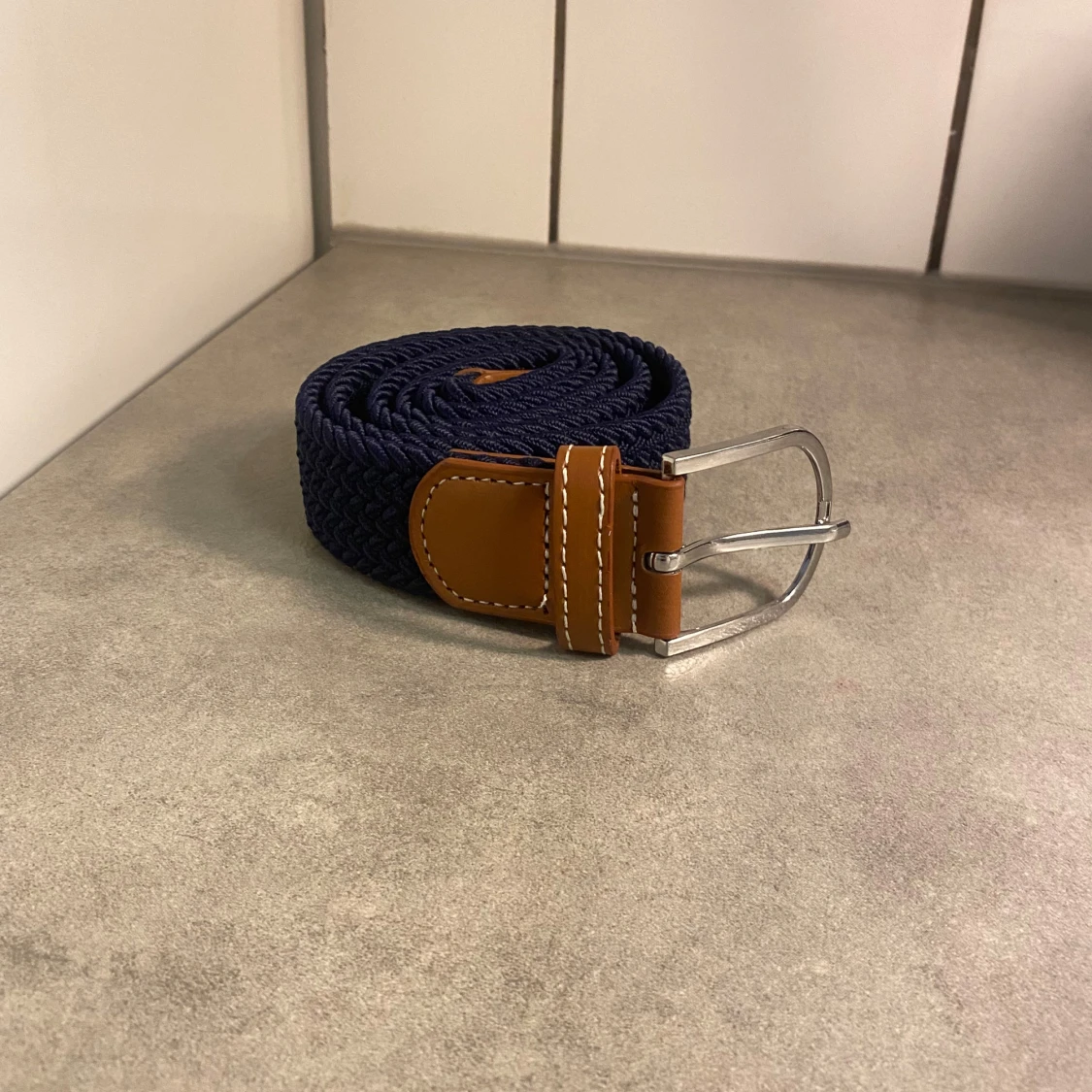 Marinblått flätat bälte - 2
