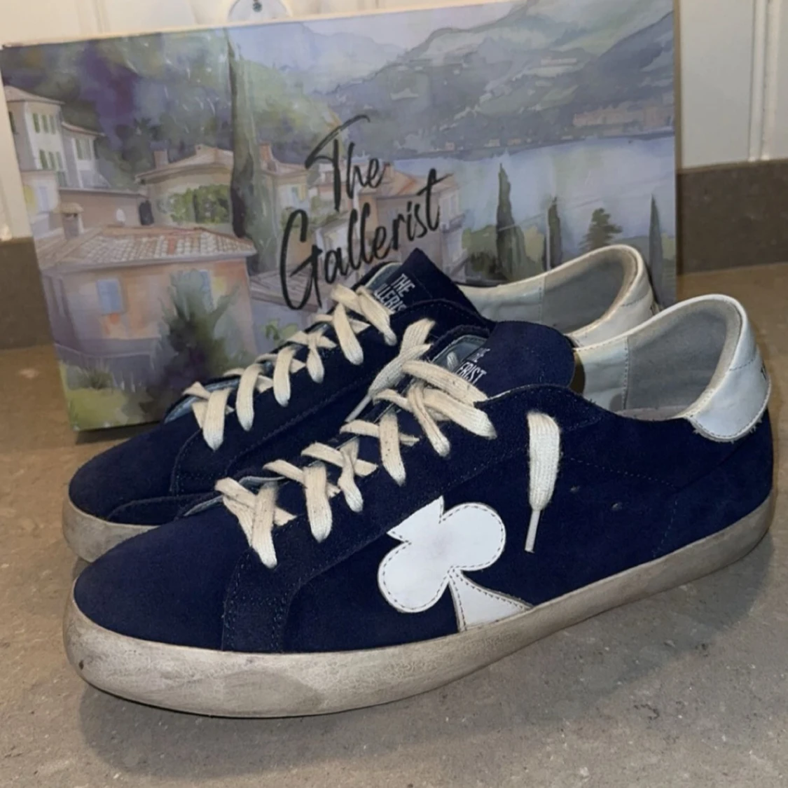 Blå sneakers från The Gallerist