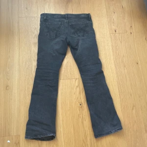Svarta bootcut jeans från Gina tricot! - Snygga mörk grå jeans från Gina tricot. Endast andvenda ett fåtal gånger.