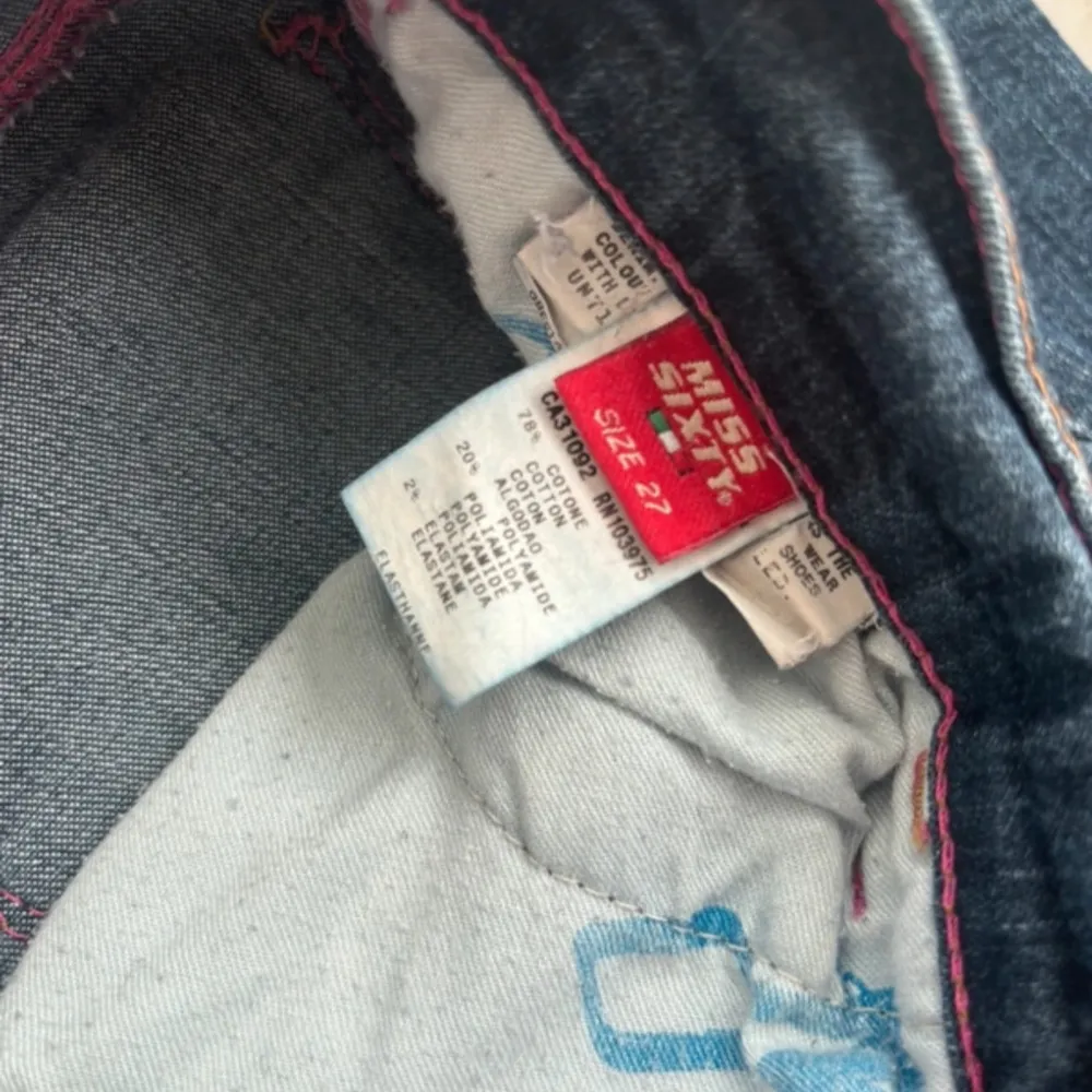 Miss sixty jeans i storlek 27! Lågmidjade och bootcut, dom är lite uppsydda skulle nog passa Non som är 160-165cm :) dom passade tyvärr inte mig därför säljer jag dom! Midjemått 74cm Innerbenslängden 75cm . Farkut & Housut.