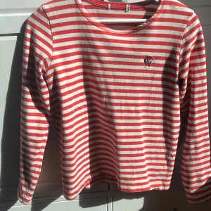 Randig tröja  - Säljer då den inte passar längre. Den har inga märken eller defekter! 💞