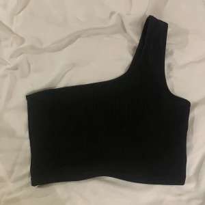 Svart ribbad one shoulder topp - Svart one shoulder topp i ribbat material