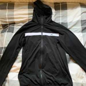 J.Lindeberg Hoodie - Svart J.Lindeberg hoodie i tränings material. Den är i storlek S. 