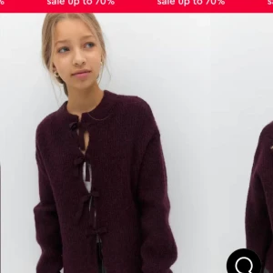 rosett stickad tröja - Säljer en helt ny stickad tröja med rosetter på i färgen vinröd ifrån gina young i storlek 170!