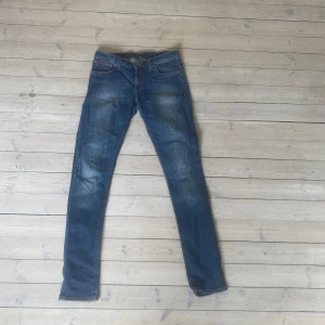 Blå jeans  Nudie jeans - Snygga blå jeans från nudie jeans. De har en lätt slitning för en cool look och är perfekta för vardagsbruk. Passformen är slim och de är tillverkade i slitstarkt denim. Skicket är väldigt bra. 