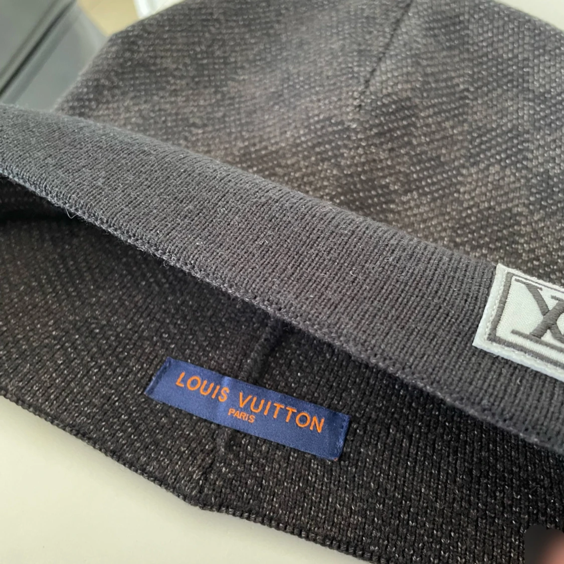 Svart mössa med diskreta rutor - 2