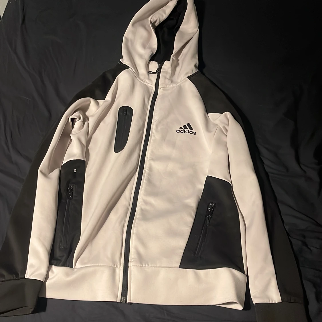 Beige och svart hoodie från Adidas endast för 400 kr