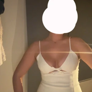 Vit korsettopp från Zara - vitt linne med korsettliknande stil, dragkedja i ryggen och en jätte fin detalj vid brösten. slutsåld på hemsidan och prislappen är kvar (aldrig använd endast testad)💕passar perfekt nu till vår och sommar🌸