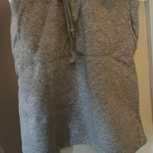 Grå kjol från Pieces - Säljer en bekväma grå kjol från Pieces. De har en elastisk midja med snörning för justerbar passform. Perfekta för en avslappnad stil.