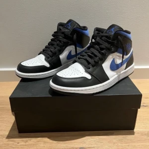 Jordan 1 mid racer blue - Säljer nu ett par Jordan 1 mid racer blue i storlek 41. Köpta från Merchsweden. Knappt använda. Box och crease skydd följer med. Priset kan diskuteras.