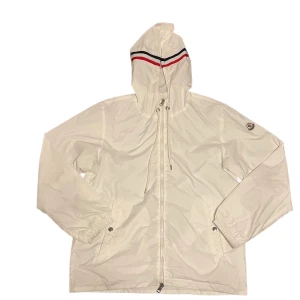 Moncler windbraker  - Säljer en riktigt snygg Moncler windbraker i stolek 3 (L) har 2st NFC scans, perfekt till vår och sommar efter som att den är väldigt tunn, skriv för fler bilder!