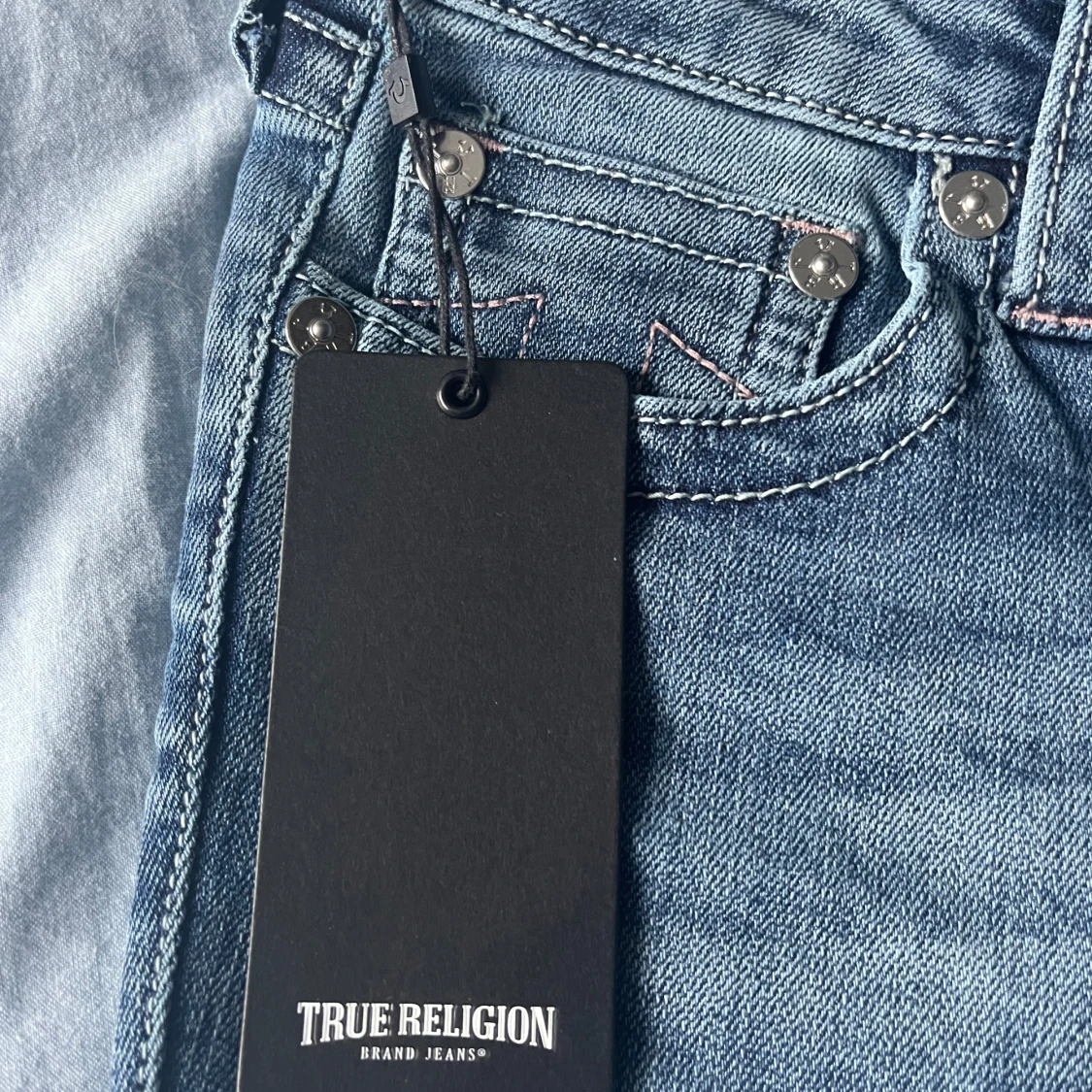 Blå jeans med rosa detaljer från True Religion - 4