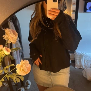 Svart stickad hoodie - Jätteskön stickad hoodie från Lindex. Den är super mysig och bekväm att ha på sig! Tröjan är i relativt fint sick förutom att den har ett litet hål vid nyckelbenet ungefär. Hålet syns inte när man har på sig den. Passar M storleksmässigt 😍