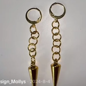 Snygga hemmagjorda guldörhängen - Hemmagjorda guldörhängen med nitar😍