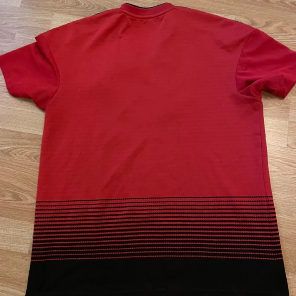 Säljer en röd Man United tröja från 2018 för 300 kr . T-paidat.