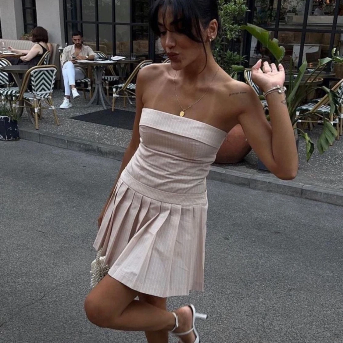 Beige Zara klänning med inbyggda shorts