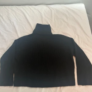 Svart stickad  - Svart stickad polo tröja som är super fin. Använd men fortfarande bra skick! 