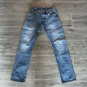 Levi's 501 jeans - Pris kan diskuteras och mer info kan du få, det är bara att fråga.                                                                Klassiska Levi's 501 jeans i en snygg blå tvätt. Dessa jeans har en rak passform och är tillverkade i slitstarkt denim. Perfekta för en avslappnad stil.