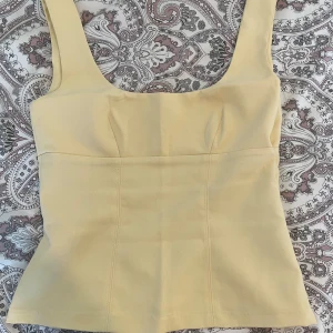 Gul topp - Supersnygg gul topp från Hm som är slutsåld överallt💛Säljer då den är för liten, använd 1 gång💗