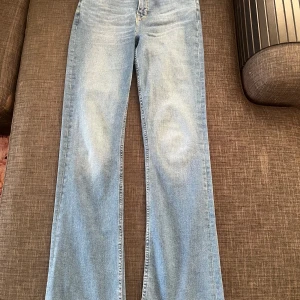 Ljusblå jeans från Lee - Xs/S Ljusblåa bootcut lee jeans som är använda en gång, har inga skador eller fläckar och är stretchiga o passar folk i olika former 