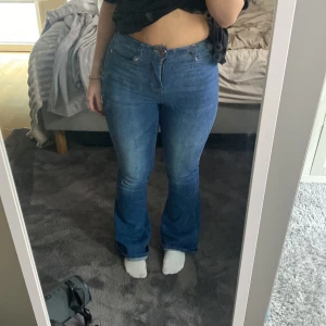 Jeans bootcut  - Snygga blå jeans från Bubbleroom med en klassisk design. De har en hög midja och en bootcut-stil som ger en tidlös look. Perfekta för att matcha med olika toppar och skor. Nypris 500. Det är använda 1 gång