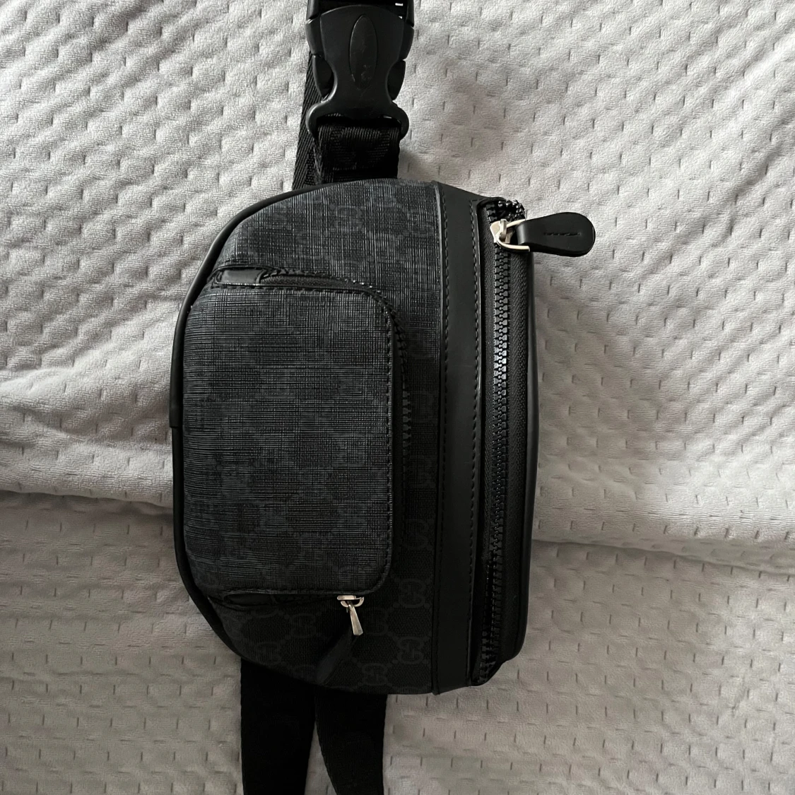 Svart axelväska med mönster