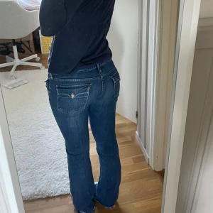 Lågmidjade jeans med fickor  - As snygga jeans som tyvärr är försmå för mig, de är har en jätte fin tvätt och format rumpan jätte snyggt ❤️‍🔥 lite slitna nertill då de varit lite långa för mig som är 165. Ingen stretch i byxorna, vet ej märket och de är i strl 28/32 men är vintage så drf mindre i strl ❤️‍🔥