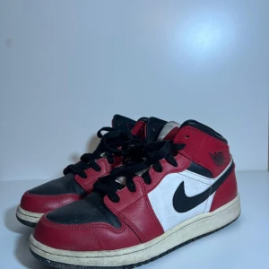 Nike Air Jordans chicago black Toe - Snygga Nike Air Jordans i klassisk röd, svart och vit färgkombination. Skorna har en ikonisk design med svart snörning och en vit sula. Perfekta för både stil och komfort. Bra kvalité, först till kvarn!!!!!!