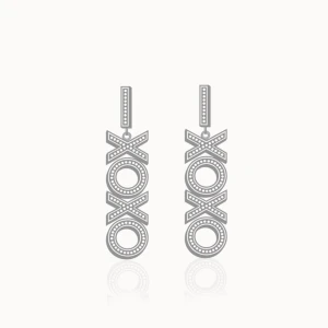 XOXO örhänge ioaku - Ett snyggt och trendigt örhänge med XOXO-design. Den är glittrig och hängande, perfekt för att ge en extra touch till din outfit. Kommer i en elegant förpackning.