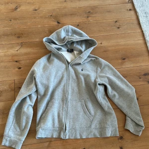 Ralph Lauren zip up - Säljer min ralph lauren zip up då jag har växt ur den. Storleken är S. Den har inga defekter eller hål i sig. Ifall du har några frågor kom dm.