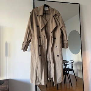 Beige trenchcoat från Zara - Jag är 164 lång, har ett bälte 🤍