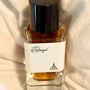 Rifaqat från Paris Corner - Upptäck Rifaqat Eau de Parfum med en varm och kryddig doftprofil. Toppnoterna av elemi, rosa peppar och svartpeppar ger en kryddig inledning, medan hjärtnoterna av saffran och olibanum tillför djup. Basnoterna av vanilj och cederträ rundar av doften med en mjuk och träig finish. Perfekt för den som söker en unik och sofistikerad doft. 85 ml, enbart testad, kommer i originalkartongen. 