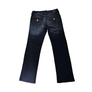 True Religion Jeans - W33 - Modell: Ricky - Relaxed Straight TR Sizing: 33"  Midjemått: 36" / 91cm Ytterbensmått: 43" / 109cm Innerbensmått: 32" / 81cm