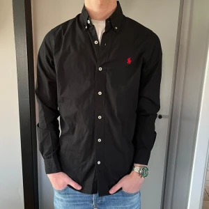 Ralph lauren skjorta - Riktigt snygg ralph lauren skjorta i nyskick. Perfekt inför sommaren. Nypris 1600kr vårt pris 599kr✅ fraktas inom 24h📦✅