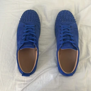Blå loubs  - Snygga blåa loubs. Skorna har snörning och en rund tå, vilket ger en cool och unik look. Perfekta för att sticka ut i mängden!