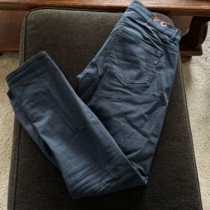 Dondup george  - Tja, säljer ett par feta Dondup george som har använts Max någon vecka. De har mest legat i garderoben o samlat damm. Kvitto finns! Skriv gärna om ni har någon fråga! 🙌🏽